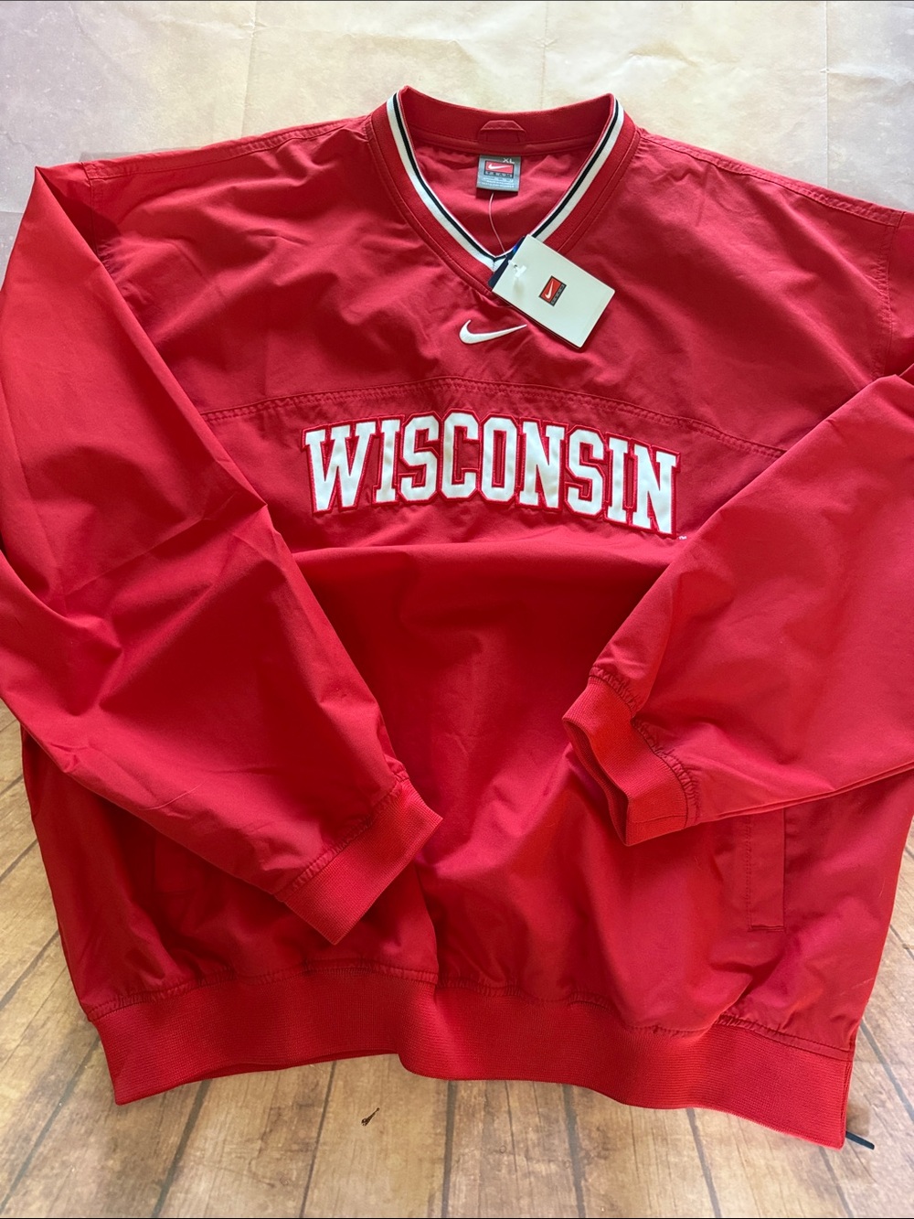NWT Nike Wisconsin Badgers V-Neck Red NCAA Pullover Windbreaker Mens Size XLarge
